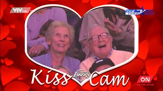 "Kiss cam" mang tình yêu lan tỏa Staples Center