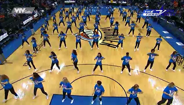 Màn nhảy flashmob đầy ngẫu hứng của khán giả NBA