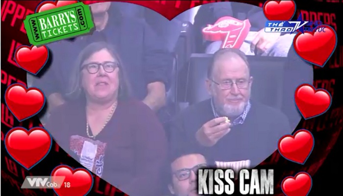 Màn "Kiss Cam" bá đạo của các cặp đôi trên khán đài