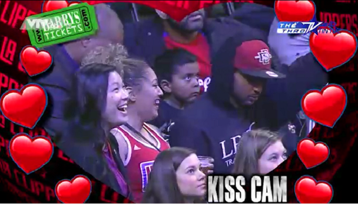 Kiss Cam mang tình yêu lan tỏa Staples Center